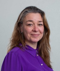 Foto Cynthia van Holstein paars klein 2024